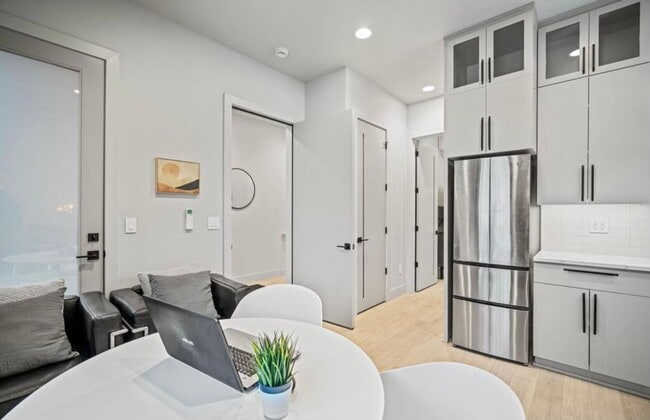 Building Photo - FREEUNFURNSHED OR FULLY FURNISHED one bedr...