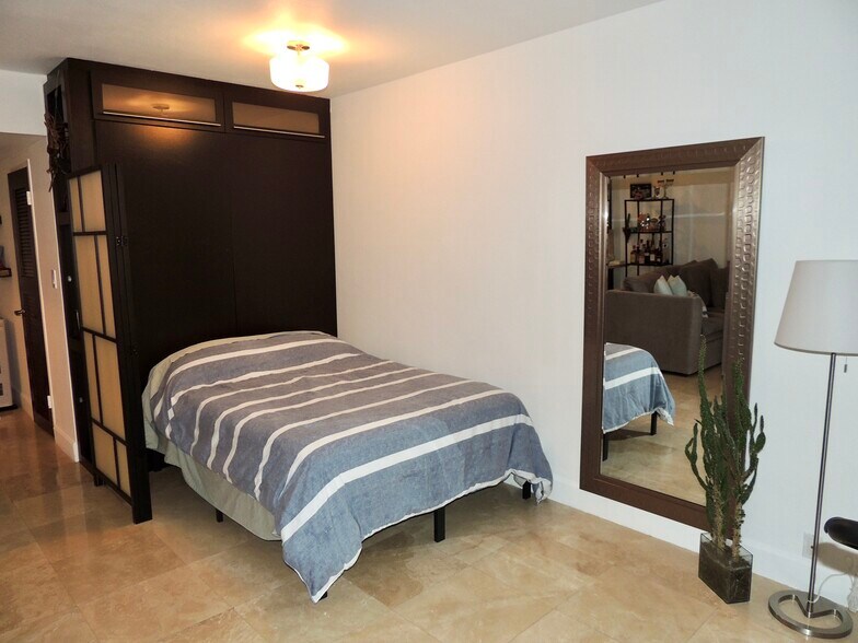 Studio - 1000 West Ave