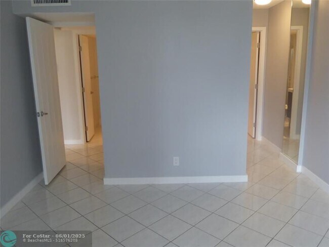 Building Photo - 1009 N Ocean Blvd