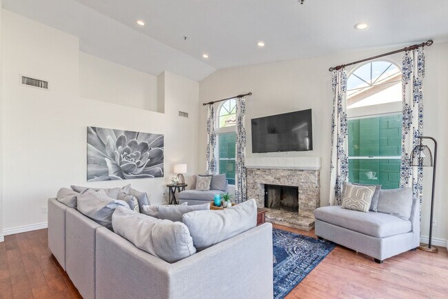 Building Photo - Come Settle In — This Scottsdale Gem Is Re...