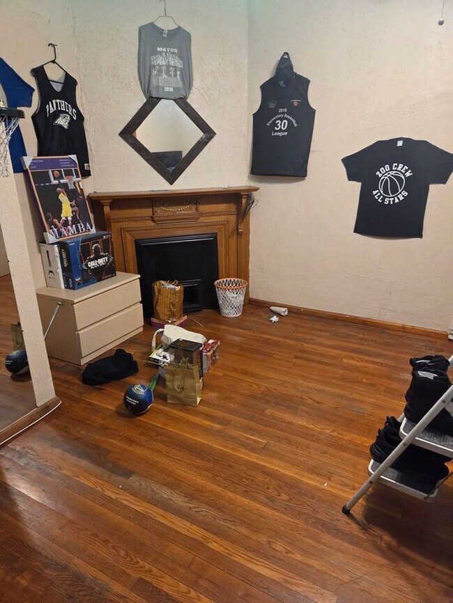 Building Photo - 5BR/1.5BA Row Home with Backyard and Laund...