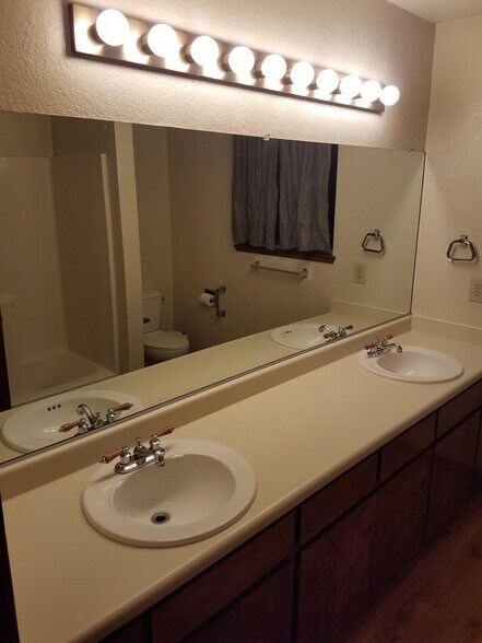 2 bathroom sinks - 118 W Beverly Pl