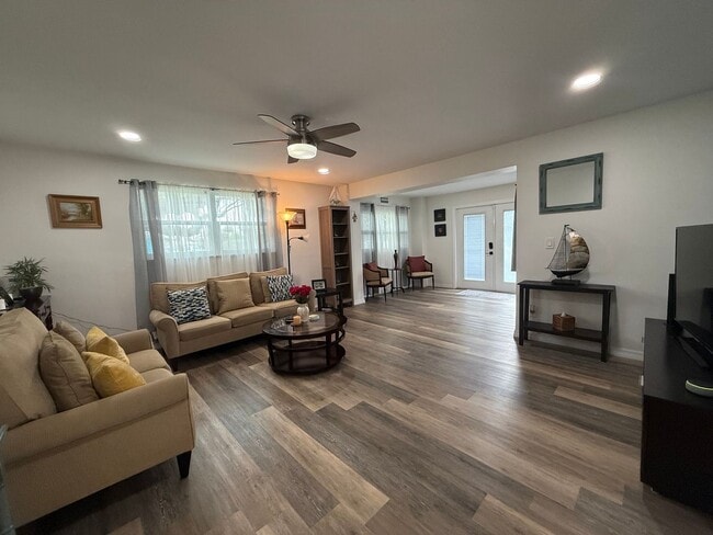 Building Photo - Updated 2 Bedroom 2 Bathroom House