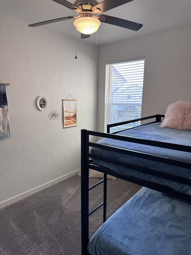 Building Photo - 2092 W Bella Ln