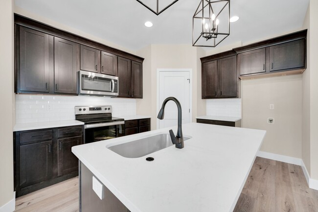 Building Photo - Hickory Village 55 Plus, LLC - 3700 E Cherry St Springfield, MO 65809