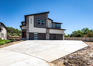 Building Photo - 2 Bedroom Contemporary Townhome