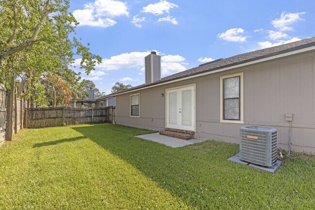 Building Photo - NEWLY RENOVATED in MANDARIN, 3-Bedroom Hom...