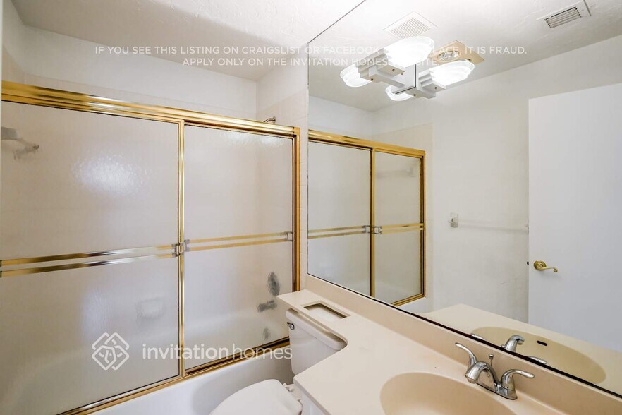 Building Photo - 7045 Golf Pointe Cir