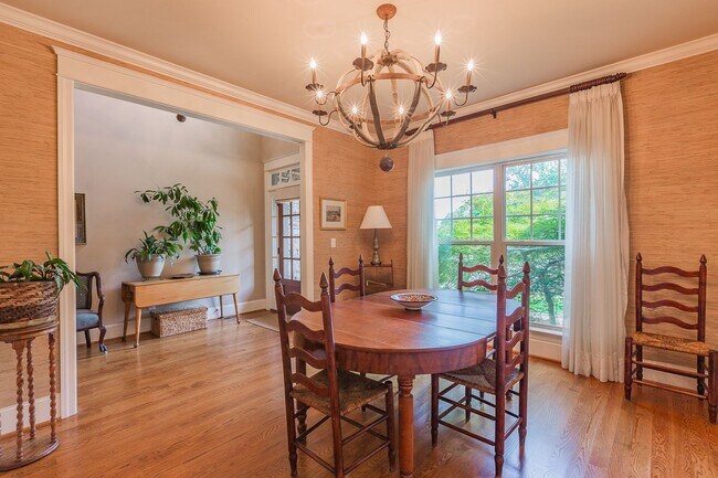 Building Photo - Fully Furnished Home!