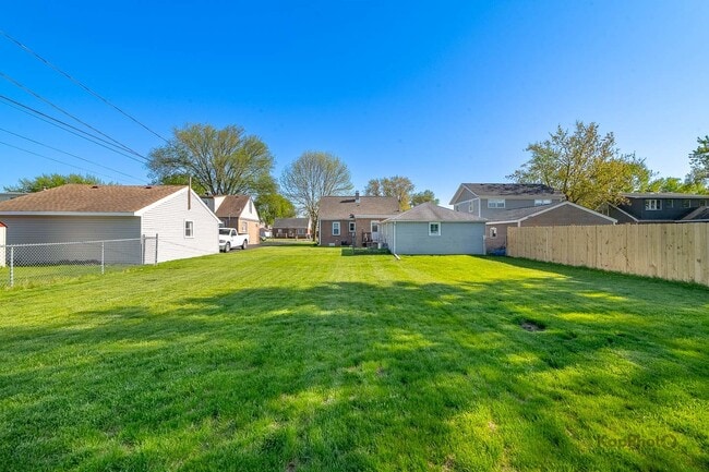 Building Photo - 7828 Suburban Ln