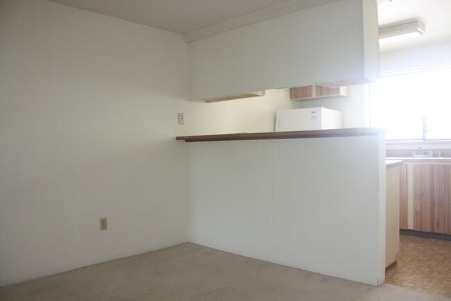 Building Photo - Top floor, 2drm, 2 full bath, open floor plan, pool, water, sewer, garbage included in rent