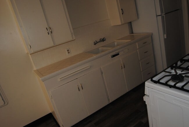 Building Photo - *Price Reduced* Two weeks of free rent during your third month of tenancy.