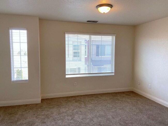 Building Photo - Luxury Townhouse 2 Master Suites - North M...