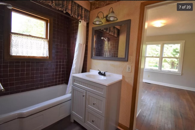 Building Photo - 4 bed/3.5 bath, half acre lot, 100 yards f...