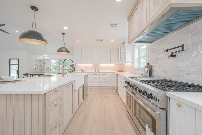 Building Photo - 6254 Locke Ln