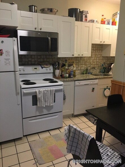 Building Photo - 153 Strathmore Rd