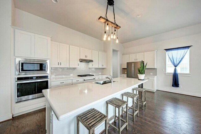 Building Photo - 1104 Almeria Bend