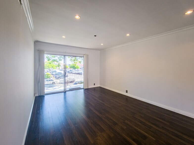 Building Photo - 215 N Kenwood St