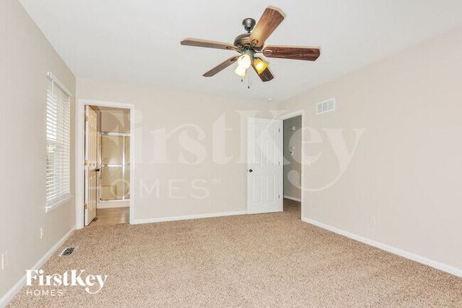 Building Photo - 15 Glen Meadows Dr