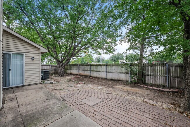 Building Photo - 2208 Gladstone Dr