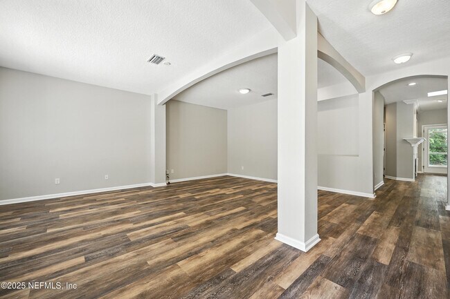 Building Photo - 4565 E Seneca Dr