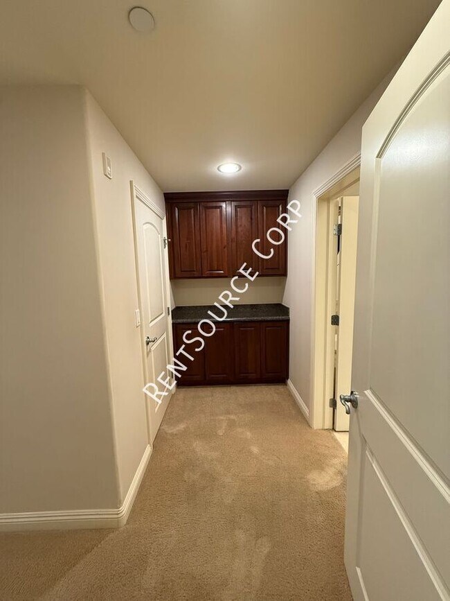 Building Photo - 12044 Hoffman St