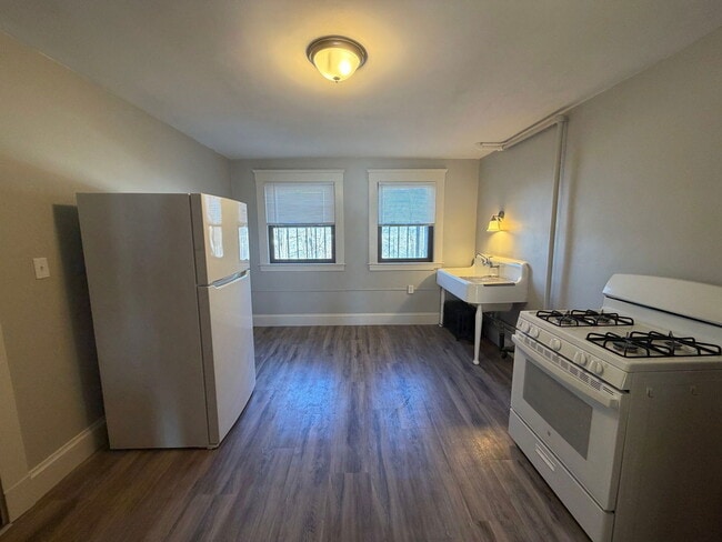 Building Photo - 248-250 N Main St