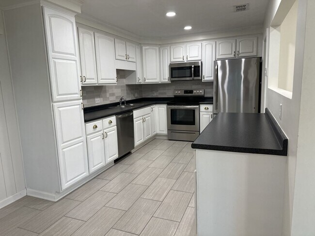 Building Photo - 112 Teal Lake Dr