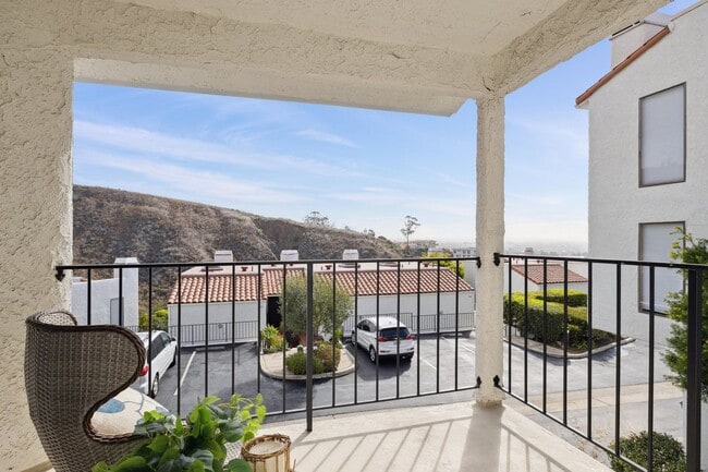 Building Photo - Seaview Hills Condo in Midtown Ventura