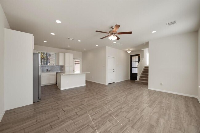 Building Photo - 700 W 6th St