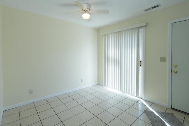 Building Photo - 3520 Kenbrooke Ct