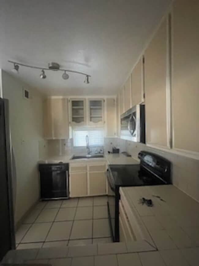 Building Photo - Charming condo near the Village in La Mesa