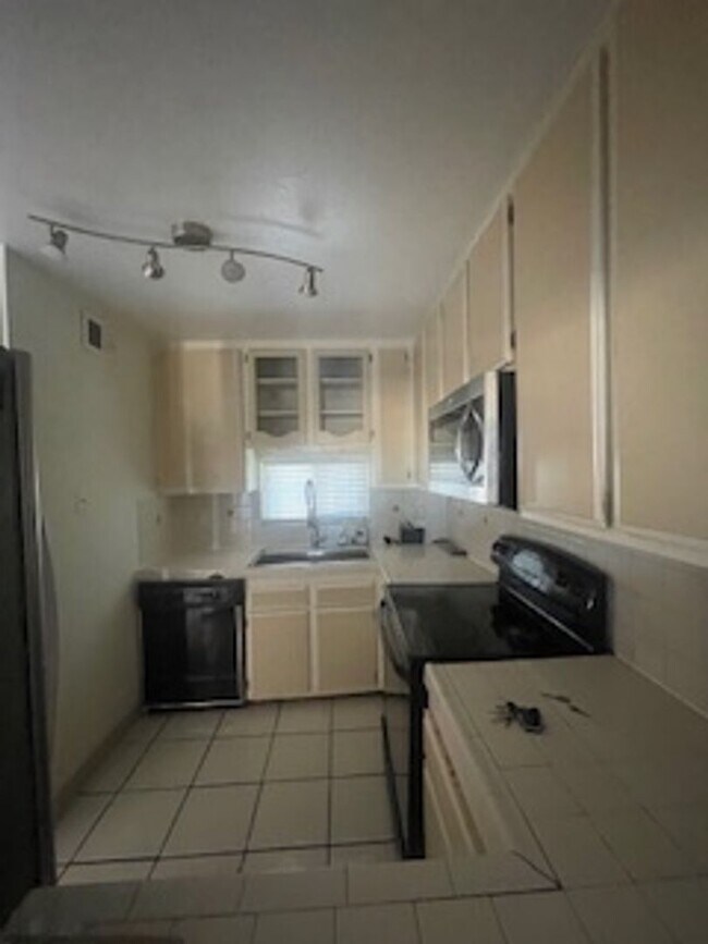 Building Photo - Charming condo near the Village in La Mesa