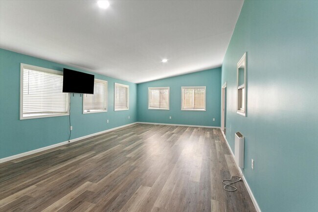 Building Photo - In Town Near The Bike Path