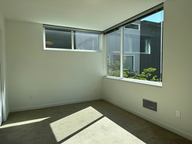 Building Photo - Stunning Central District Townhome