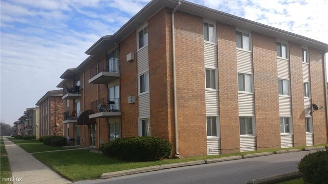 Building Photo - 1924 Broadway St