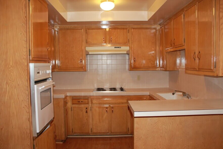 Building Photo - 15444 Vanowen St