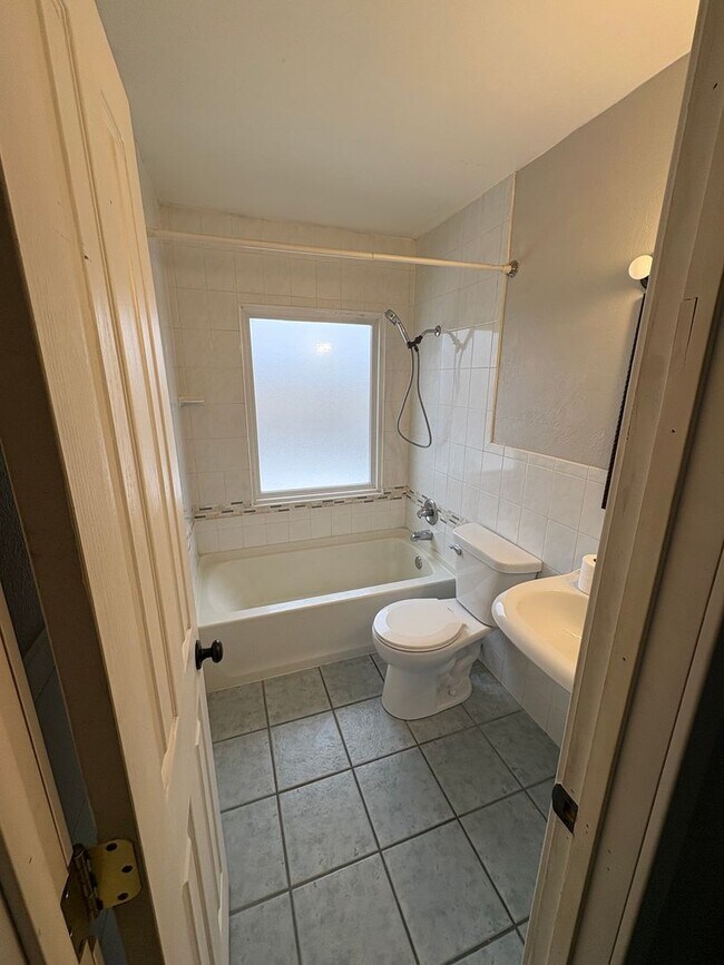 Building Photo - 3 Bed 1 Bath Updated Single Family home