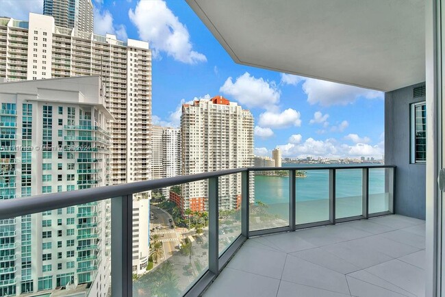 Building Photo - 1300 Brickell Bay Dr