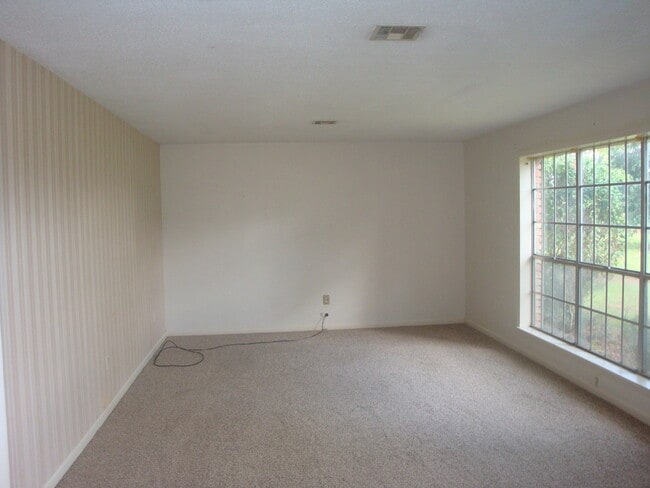 Building Photo - 1287 Oak Rd