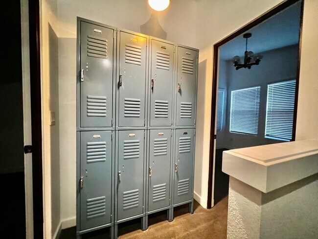 Building Photo - Richmond Neighborhood Condo w/100 bike score on walkscore.com MOVE IN SPECIAL: 1/2 OFF FIRST MONT...