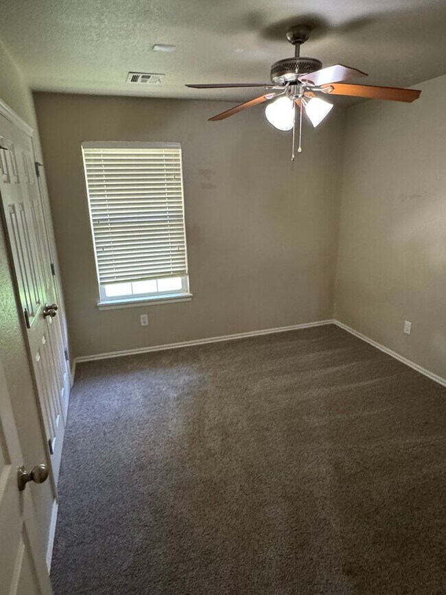 Building Photo - 3 bedroom 2 bath home close to campus