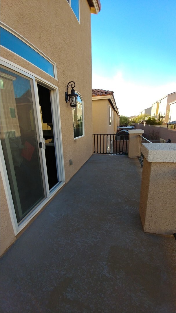 Building Photo - Multi level