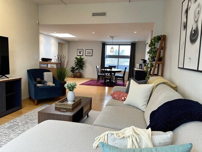 Primary Photo - 170 Gore St