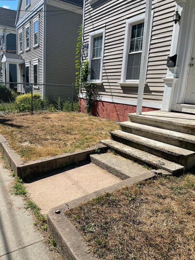 Primary Photo - 189 Putnam St