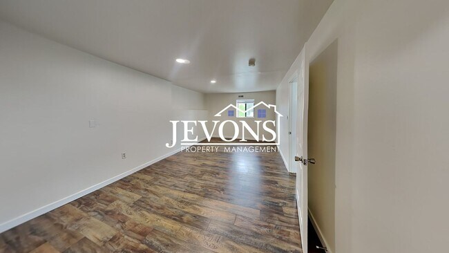 Building Photo - $1,000 Rent Credit if move-in occurs befor...