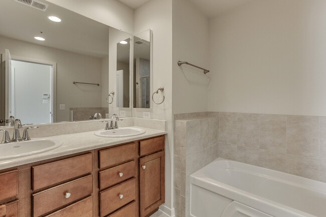 Building Photo - Gorgeous Townhome/Great Location!
