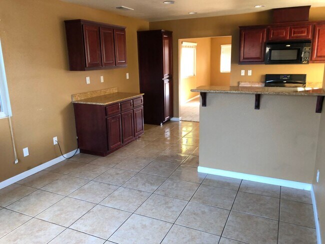 Building Photo - 585 Hart Dr