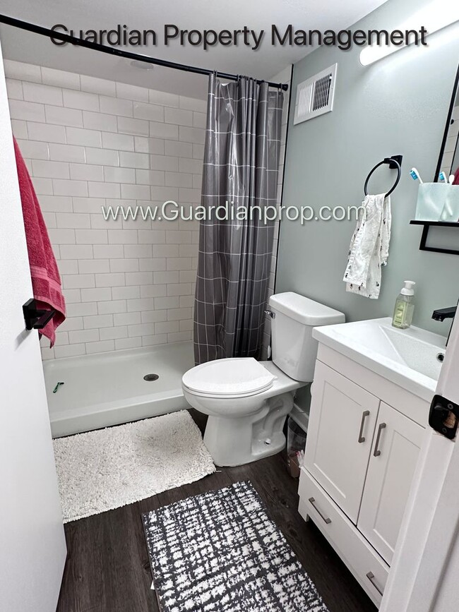 Building Photo - St Louis Park Single Family Home, Large Yard, 1 Car Garage, 3 Season Porch, W/D