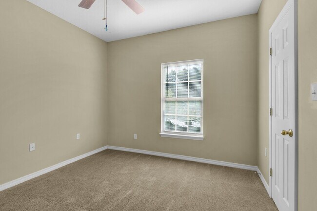 Building Photo - "Charming 3-Bedroom Townhouse Oasis in For...